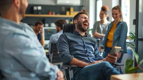 Un tribunal en Europa dictamina que puedes ser despedido por compartir bromas en WhatsApp