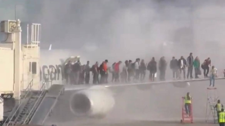 VIDEO: Incendio en un avión obliga a evacuar pasajeros por un ala y deja 6 hospitalizados