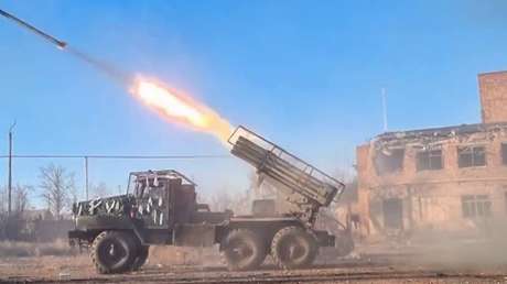 VIDEO: Lluvia de cohetes rusos aplasta posiciones ucranianas en Donbass