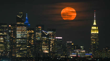 VIDEO, FOTOS: Raro eclipse solar tiñe la Luna de 'sangre'