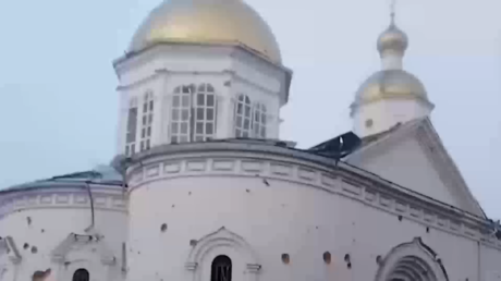 Iglesia acribillada, fosa común profanada: Lo que dejaron tras su huida de Kursk los militares de Kiev (VIDEO)
