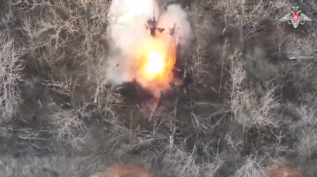 VIDEO: Ucrania pierde blindados en una emboscada de drones rusos