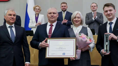 Honran en el Parlamento ruso al hombre que derribó un dron ucraniano con un fusil