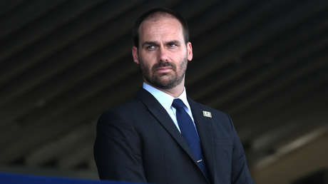 Un hijo de Bolsonaro deja su escaño para defender a su padre desde EE.UU.