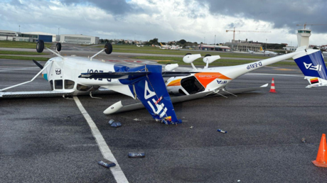 VIDEO: Fuertes vientos vuelcan una avioneta estacionada