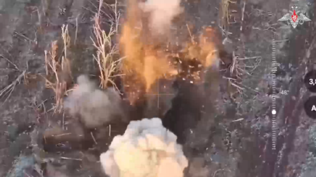 VIDEO: Militar ruso completamente solo hace explotar dos fortificaciones con tropas de Kiev dentro