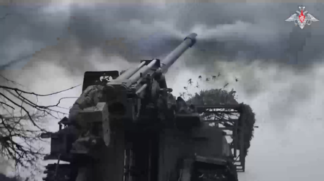 Artilleros rusos destruyen objetivos enemigos con disparos precisos en la frontera con Ucrania (VIDEO)