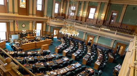 VIDEO: Una legisladora de EE.UU. juega en su tableta durante un debate sobre el control de armas