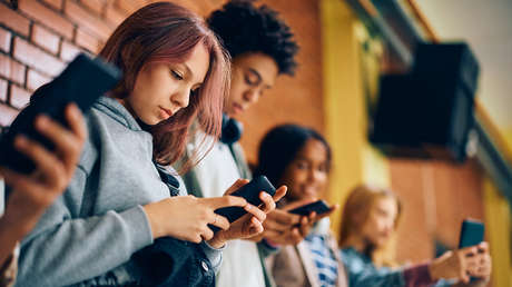 Alejamiento digital y penas por 'deepfakes': las nuevas medidas para proteger a menores en España