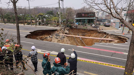VIDEO: Un socavón 'se traga' a un motociclista