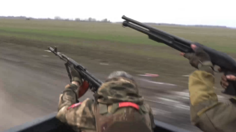 VIDEO: Periodista de EE.UU. graba a militares rusos derribando un dron ucraniano a fusilazos