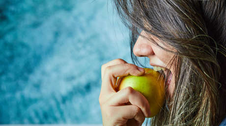 Esto podría pasarle si no lava bien las frutas y verduras antes de comerlas