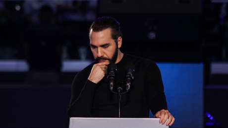 Bukele pregunta a chatbot quién es el presidente más popular del mundo y le responde esto