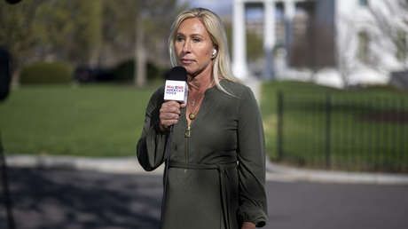 "Nos importa una mierda su opinión": Congresista de EE.UU. acalla a una periodista británica