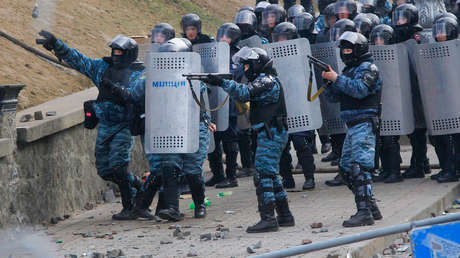 Zajárova: El régimen de Kiev se prepara para conservar el poder por la fuerza