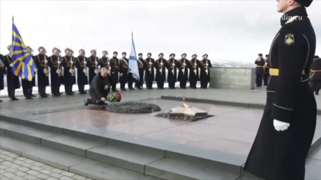 VIDEO: Putin deposita flores al monumento a soldados soviéticos en Múrmansk