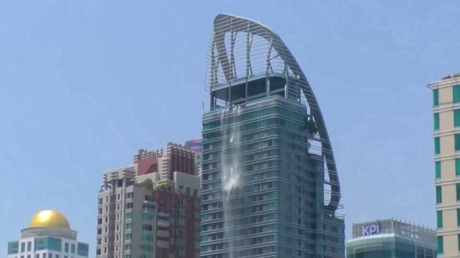 VIDEO: Así se vio desde la azotea del rascacielos la piscina desbordada durante el sismo en Bangkok
