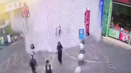 VIDEO: Fuerte flujo de agua arrastra a una multitud durante potente sismo