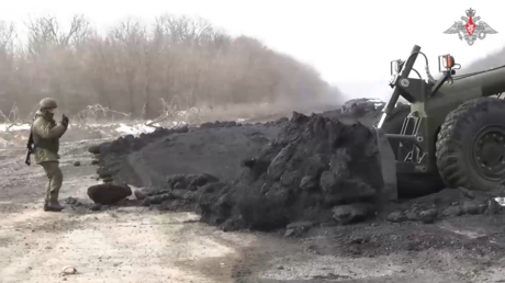 VIDEO: Militares rusos construyen carreteras en territorios de Donbass liberados