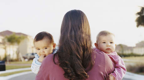 Ordenan a dos madres en Perú intercambiar a sus hijos por esta razón