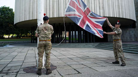 Documentos secretos británicos echados a la basura terminan esparcidos por la calle
