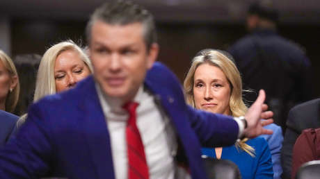 ¿Más 'intrusos' tras el 'Signalgate'?: Critican la presencia de la esposa de Pete Hegseth en reuniones militares