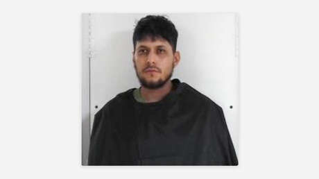 Niñera busca 'monstruos' y encuentra a un hombre debajo de la cama