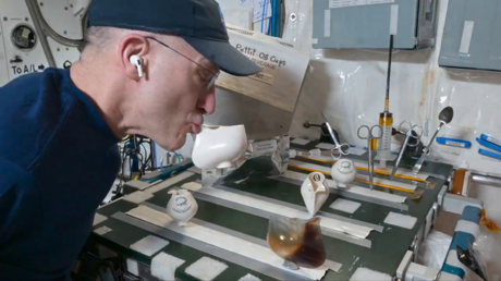 VIDEO: El ingenioso método de un astronauta para beber café en el espacio