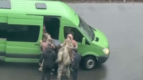 Ocho reclutadores ucranianos golpean a un hombre y lo meten en un camión (VIDEO)