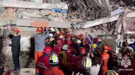 VIDEO: Rescatan a una mujer que pasó 2 días bajo escombros en Myanmar