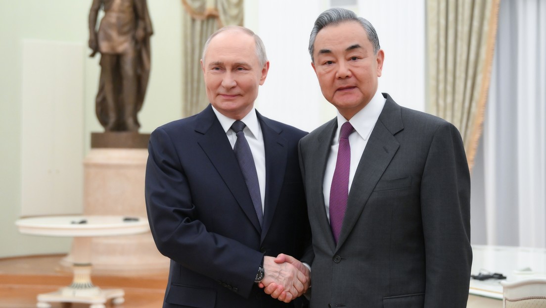 El jefe de la diplomacia china se reúne con Putin