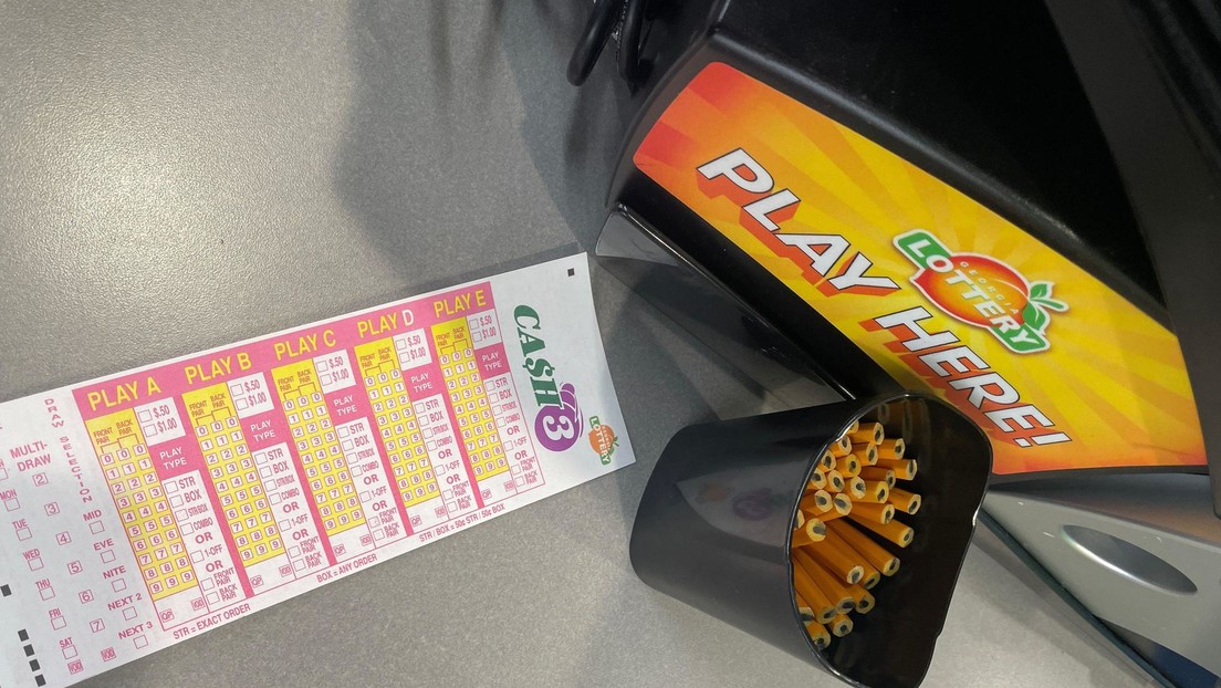 Gana 2,5 millones de dólares en la lotería pero pierde el billete al donar una chaqueta