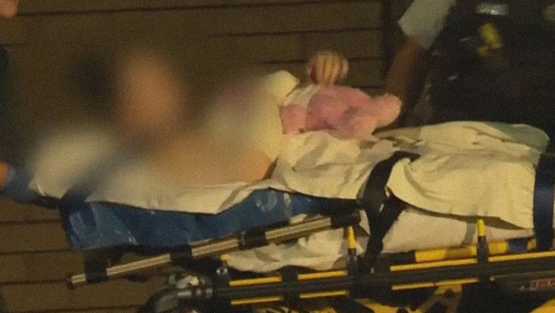 Un padre sorprende a su esposa apuñalando a sus hijos mientras dormían