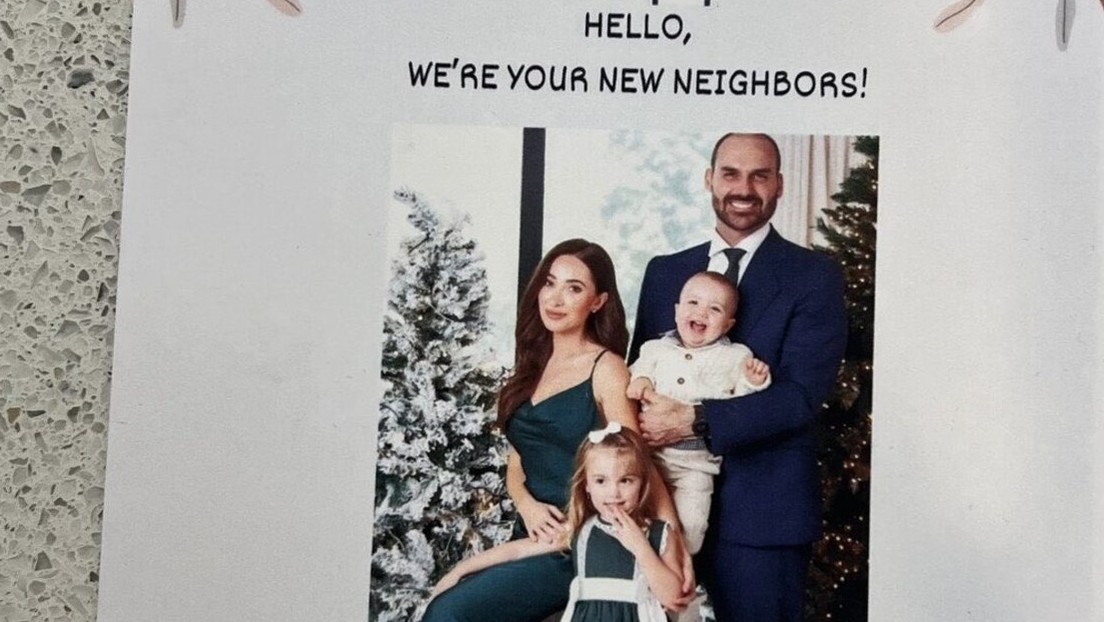 La nuera de Bolsonaro reparte carteles y pan de queso para presentar a su familia a los vecinos en EE.UU.