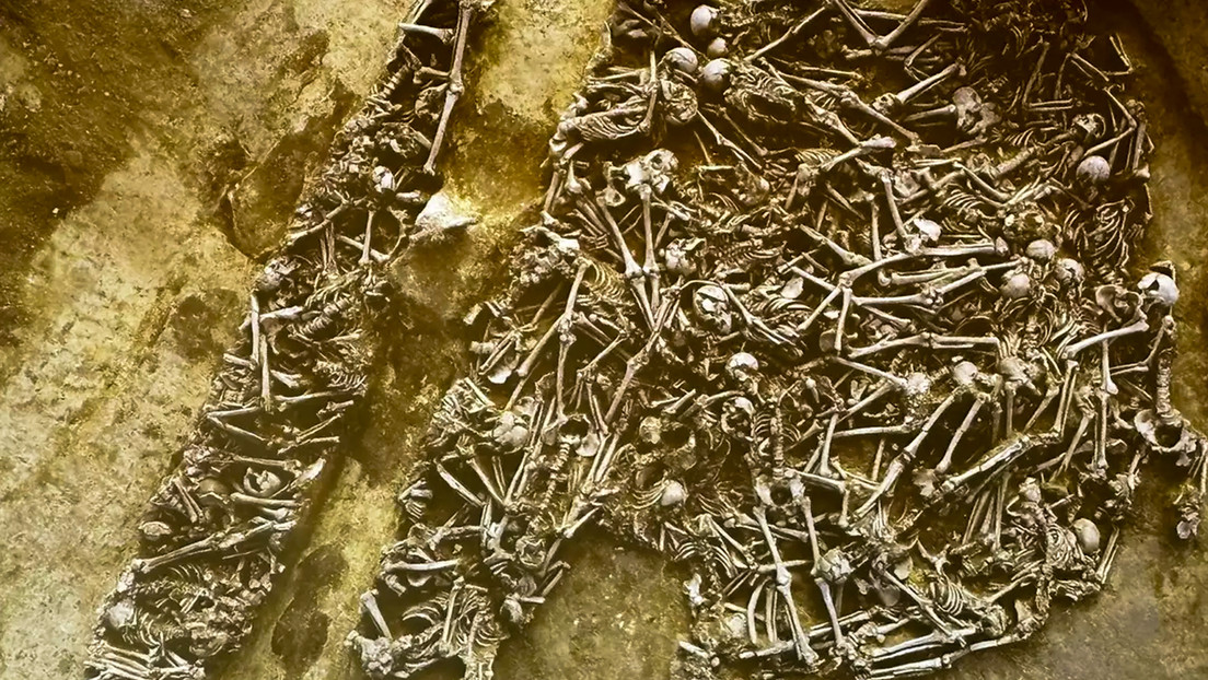 Descubren una fosa común bajo un campo de fútbol