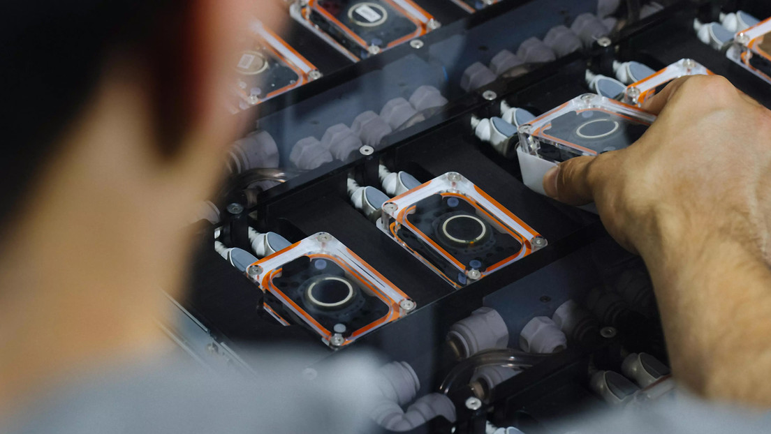 Neuralink busca voluntarios para implantar su chip de control de dispositivos con la mente