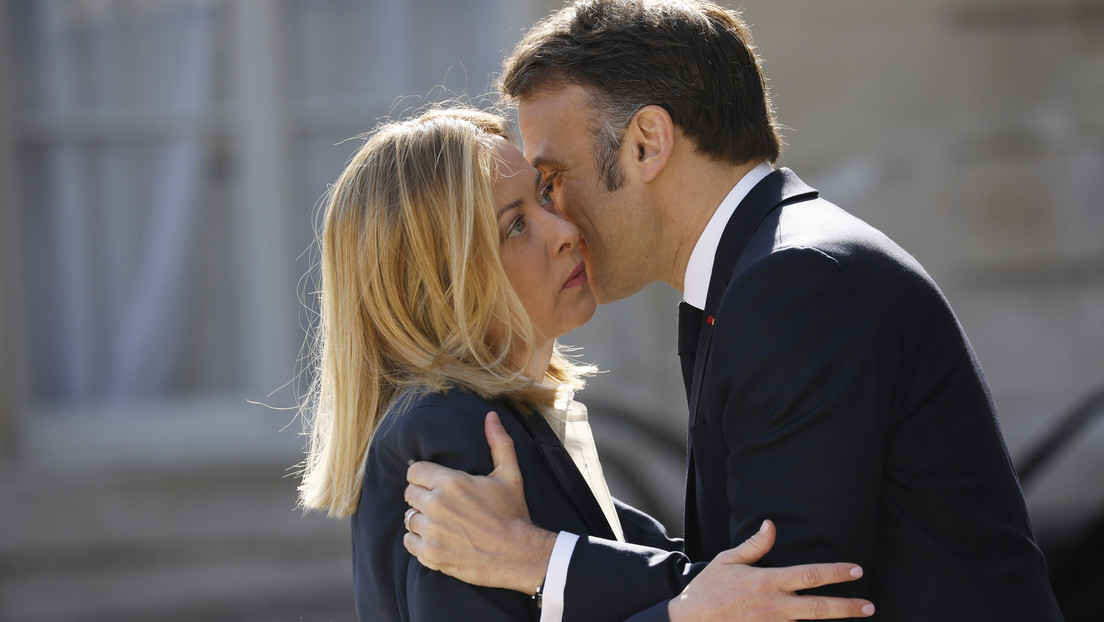 Oler a presidente: revelan una extraña costumbre de Macron para reafirmar su poder