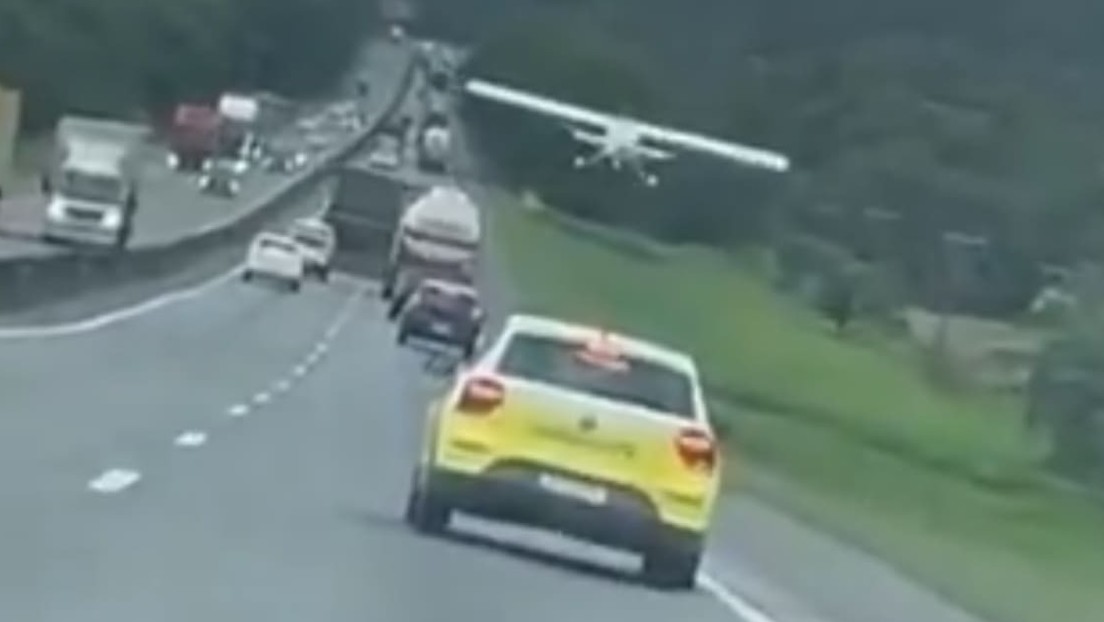 VIDEO: Suerte extraordinaria de un piloto que aterrizó su avioneta en una transitada autopista sin causar daños