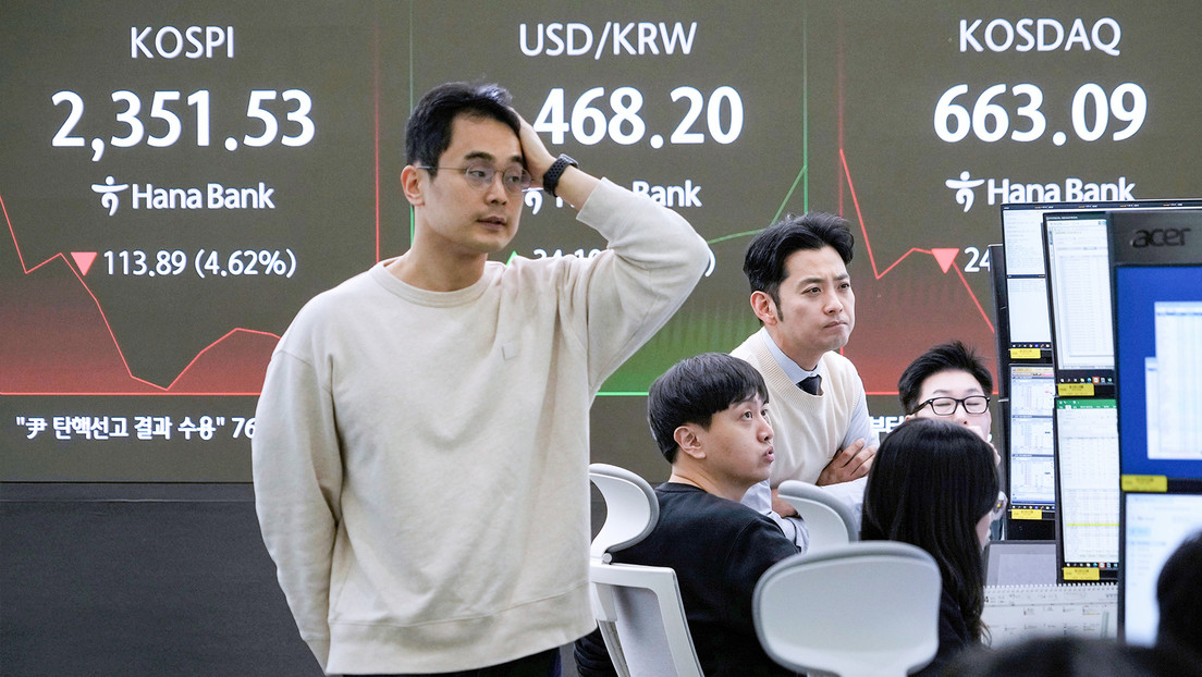 Mercados financieros se tambalean por la guerra comercial de Trump, MINUTO a MINUTO