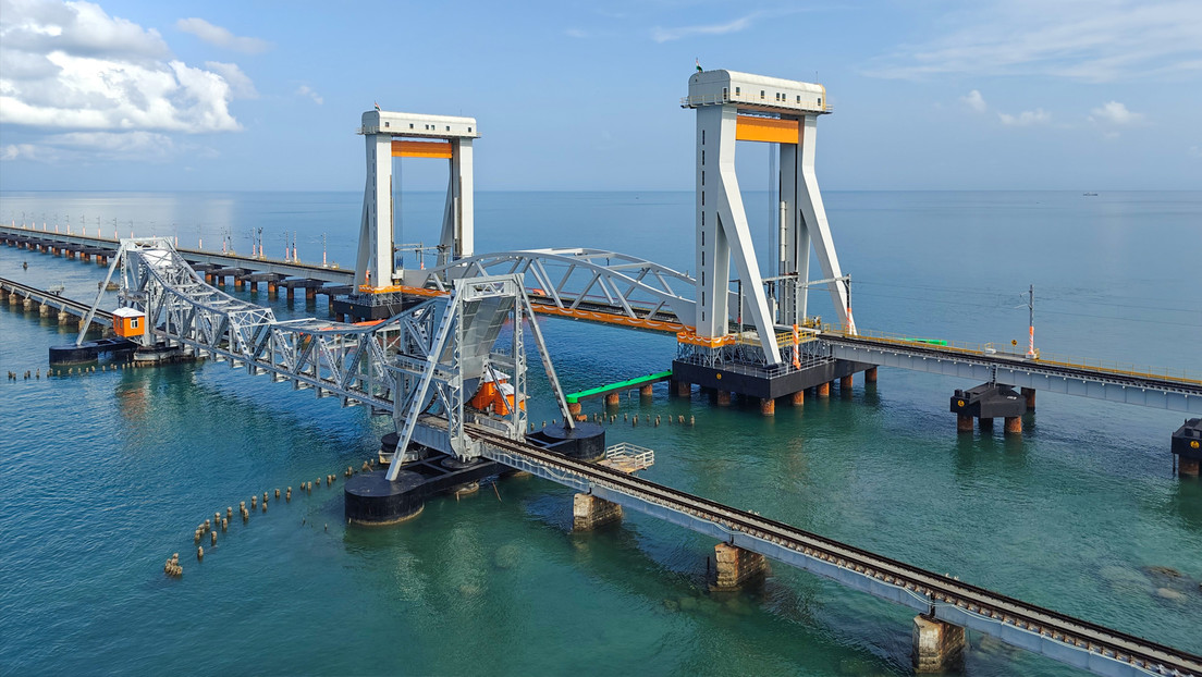 VIDEO: Inauguran el primer puente marítimo con elevación vertical de la India