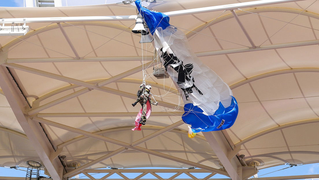 VIDEO: Un paracaidista queda atrapado en el techo de un estadio en Francia