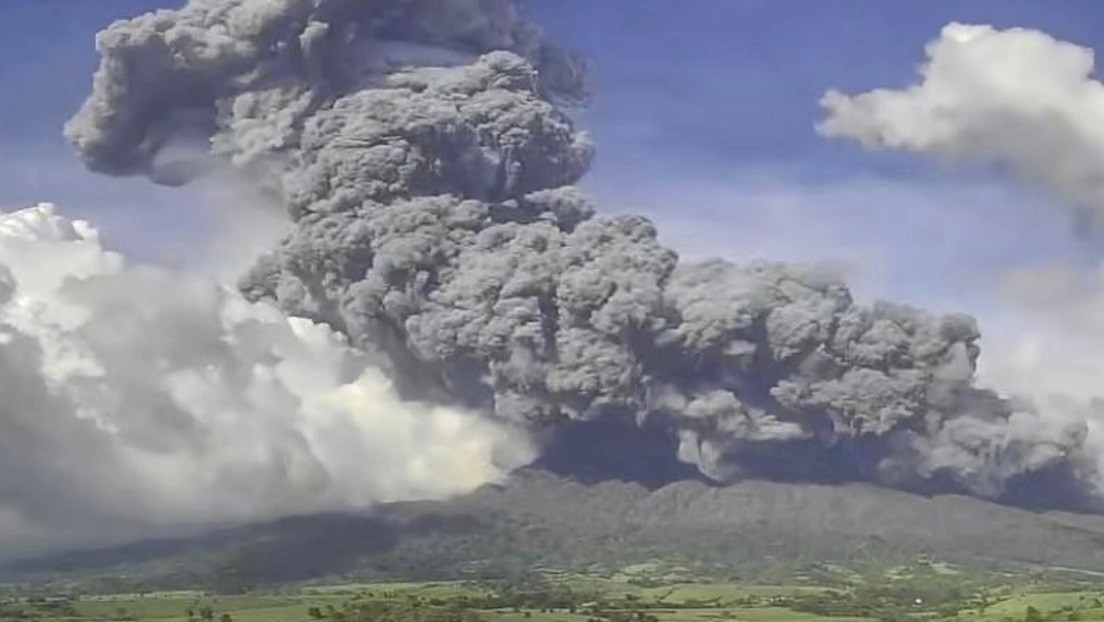 VIDEO: El monte Canlaón entra en erupción de forma explosiva en Filipinas