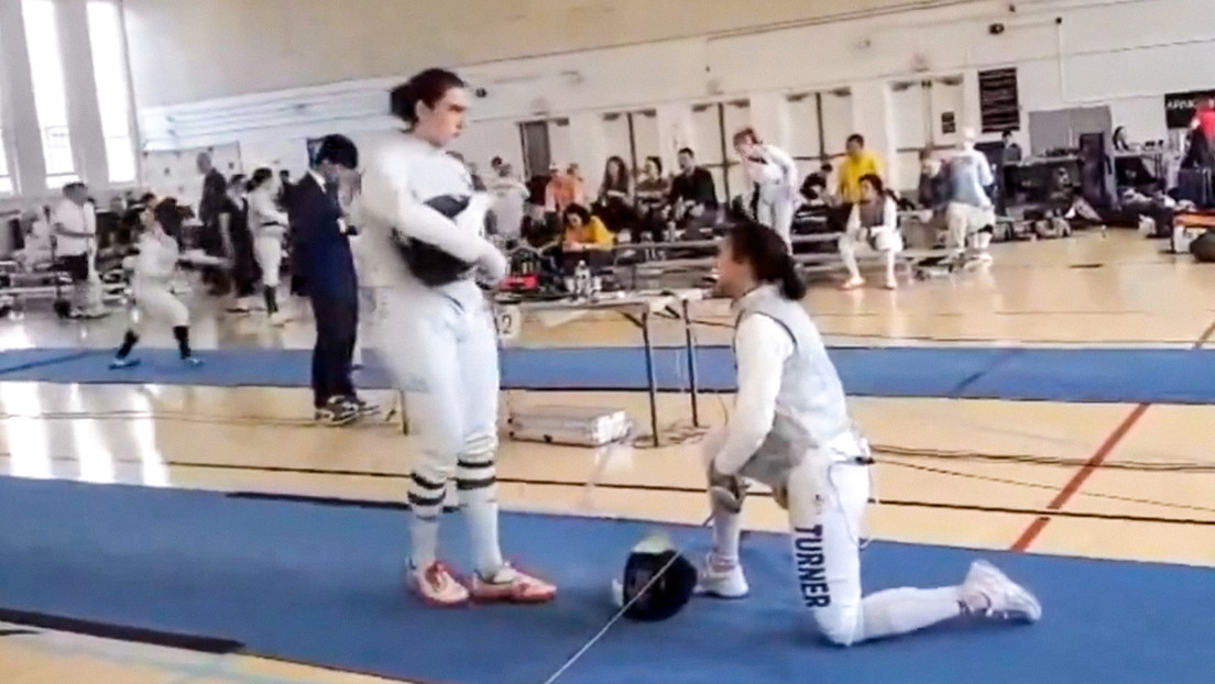 Esgrimista que se negó a pelear contra deportista trans recibe condecoración "por su valentía"