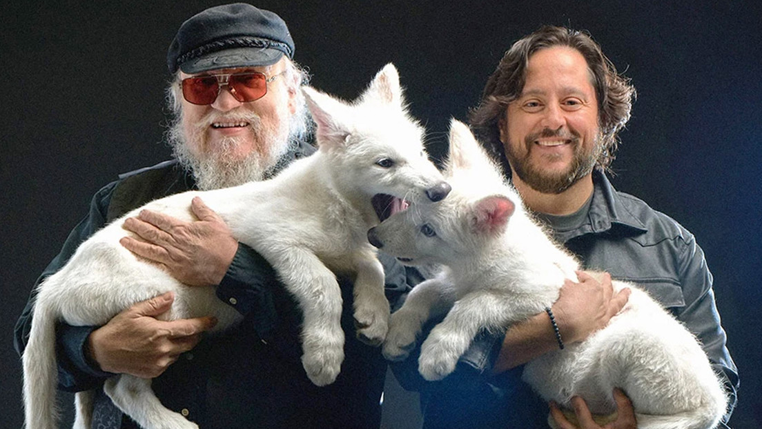 El autor de 'Juego de Tronos' publica una foto con un lobo gigante 'revivido'