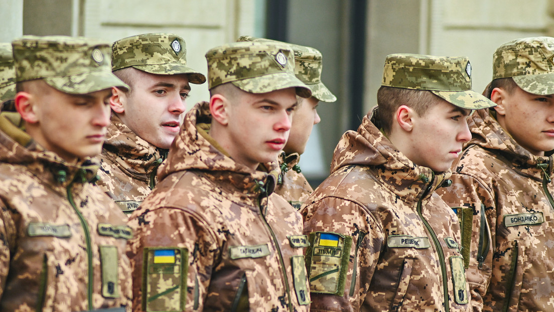 "Brigadas de carne de cañón": Un reclutador ucraniano no deja a su hijo unirse al Ejército