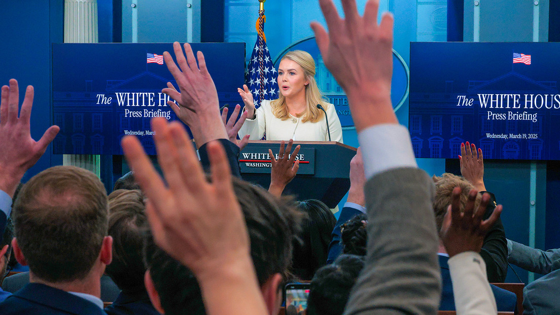 La Casa Blanca ignora a periodistas que usan pronombres de género en la firma de sus correos electrónicos