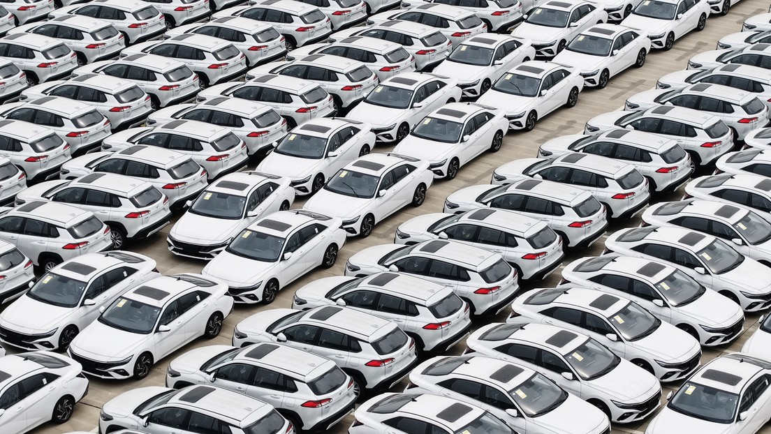 Reportan que Bruselas y Pekín negocian para quitar aranceles sobre autos eléctricos chinos