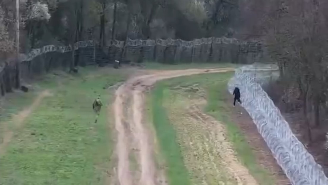 VIDEO: Intenta huir de Ucrania y queda atrapado en alambre de púas