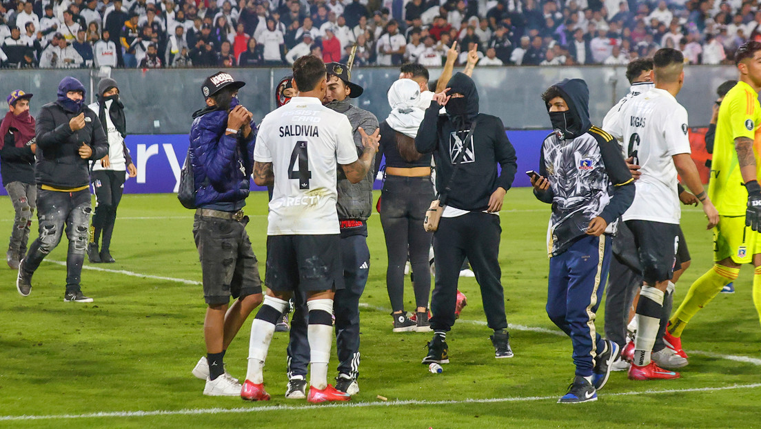 Dos hinchas muertos, un policía detenido y un partido cancelado: La tragedia que enluta a Chile
