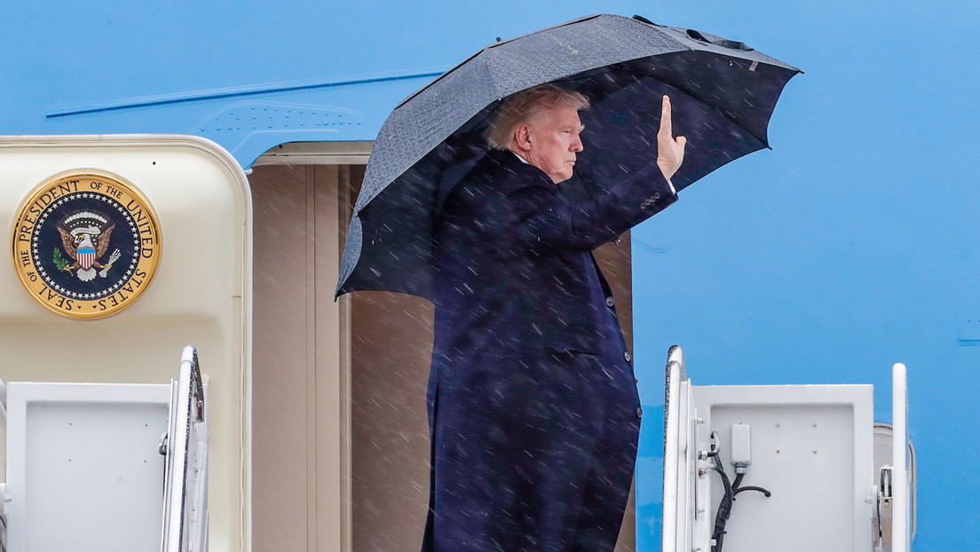 VIDEO: Trump intenta abordar su avión pero su paraguas no le deja